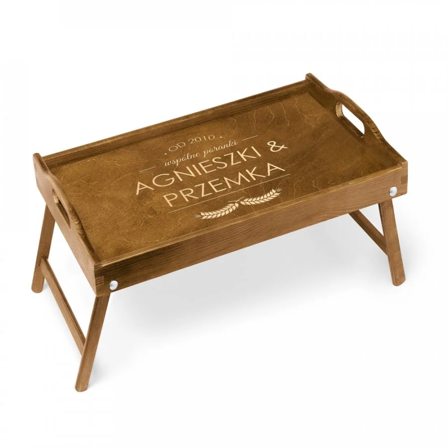 Drewniany stolik śniadaniowy z grawerem